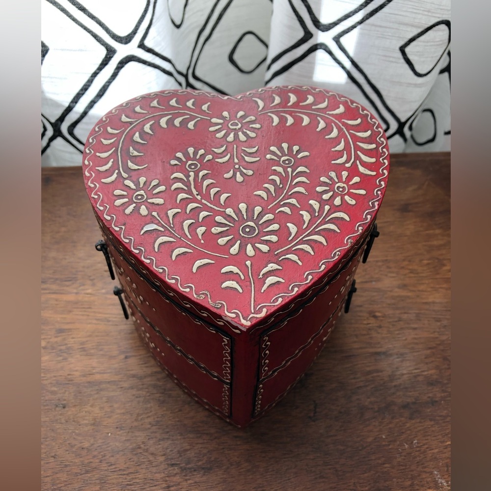 Red Heart-Shaped Decorative Box - Picture 7 of 7